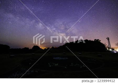 《高知県 星空観測広場》 星空観測広場から地上の星と天の川と星空 123994412