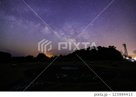 《高知県 星空観察広場》 星空観察広場から地上の星と天の川と星空 123994413