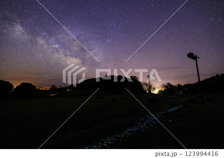 《高知県 星空観察広場》 星空観察広場から地上の星と天の川と星空 123994416