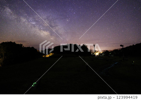 《高知県 星空観測広場》 星空観測広場から地上の星と天の川と星空 123994419