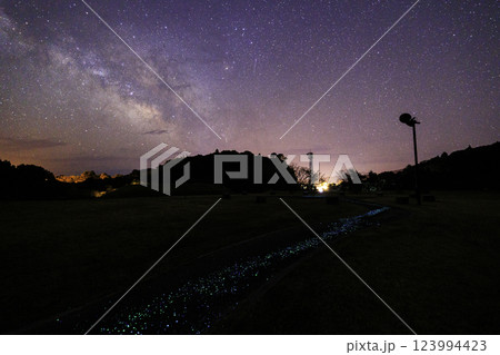 《高知県 星空観察広場》 星空観察広場から地上の星と天の川と星空 123994423
