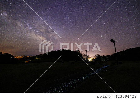 《高知県 星空観察広場》 星空観察広場から地上の星と天の川と星空 123994428