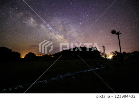 《高知県 星空観察広場》 星空観察広場から地上の星と天の川と星空 123994432