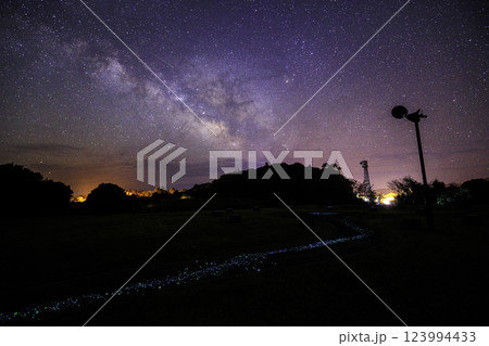 《高知県 星空観測広場》 星空観測広場から地上の星と天の川と星空 123994433