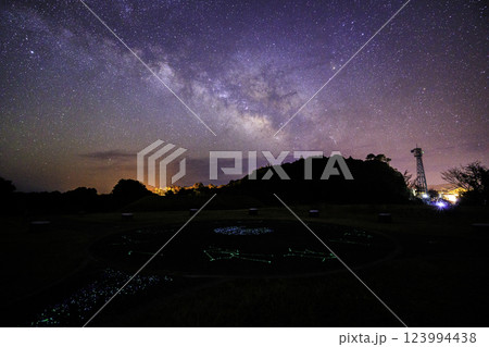 《高知県 星空観測広場》 星空観測広場から地上の星と天の川と星空 123994438