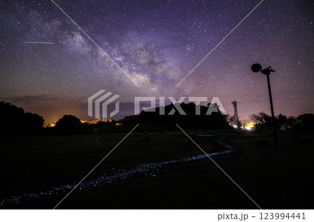 《高知県 星空観測広場》 星空観測広場から地上の星と天の川と星空 123994441