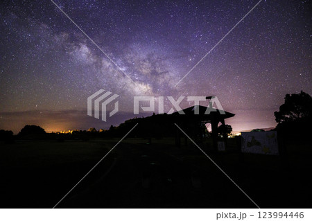 《高知県 星空観察広場》 星空観察広場から地上の星と天の川と星空 123994446