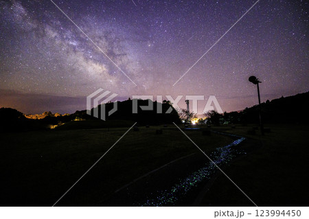 《高知県 星空観察広場》 星空観察広場から地上の星と天の川と星空 123994450