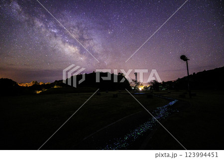 《高知県 星空観察広場》 星空観察広場から地上の星と天の川と星空 《高知県 星空観察広場》 星空観察広場から地上の星と天の川と星空 123994451