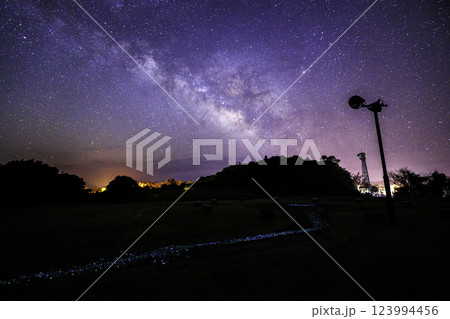 《高知県 星空観察広場》 星空観察広場から地上の星と天の川と星空 123994456
