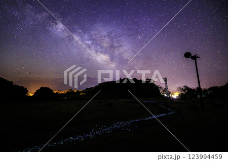 《高知県 星空観測広場》星空観測広場から地上の星と天の川と星空 123994459
