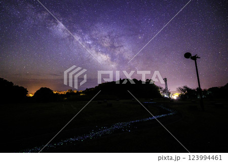 《高知県 星空観測広場》 星空観測広場から地上の星と天の川と星空 《高知県 星空観測広場》 星空観測広場から地上の星と天の川と星空 123994461