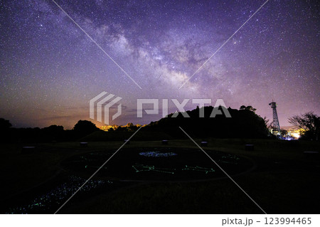《高知県 星空観察広場》 星空観察広場から地上の星と天の川と星空 《高知県 星空観察広場》 星空観察広場から地上の星と天の川と星空 123994465