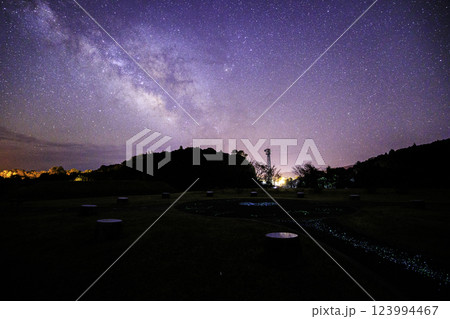 《高知県 星空観測広場》 星空観測広場から地上の星と天の川と星空 123994467
