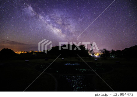 《高知県 星空観察広場》 星空観察広場から地上の星と天の川と星空 123994472