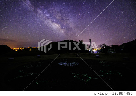 《高知県 星空観察広場》 星空観測広場から地上の星と天の川と星空 123994480