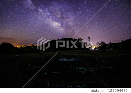 《高知県 星空観察広場》 星空観察広場から地上の星と天の川と星空 123994483