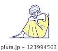膝を抱えてうずくまる落ち込んだ女性 123994563