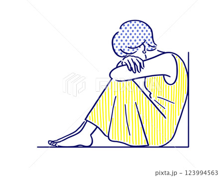 膝を抱えてうずくまる落ち込んだ女性 123994563