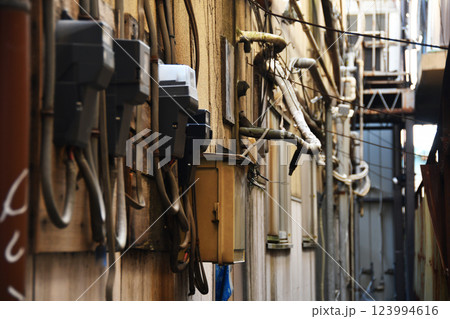 昭和のアーケード商店街の電気検診機 昭和のアーケード商店街の電気検診機 123994616