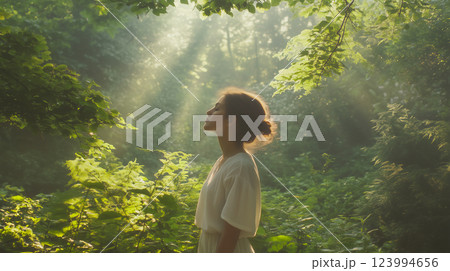 森林浴をしている女性 森林浴をしている女性 123994656