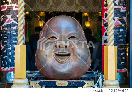 東京都台東区　浅草千束　鷲神社（おおとりじんじゃ）　賽銭箱上の　なでおかめ 123994695