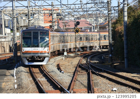 入線してくる電車  入線してくる電車  123995205