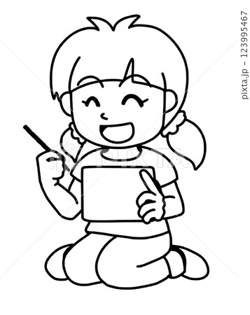 にっこり笑顔でタブレットを操作する女の子　線画 123995467