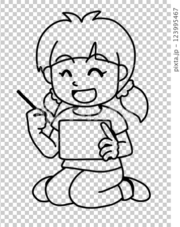 にっこり笑顔でタブレットを操作する女の子　線画 123995467