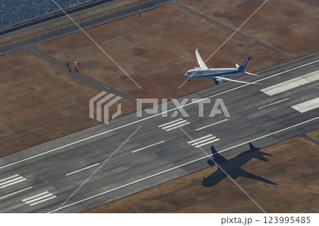 離陸する旅客機 離陸する旅客機 123995485
