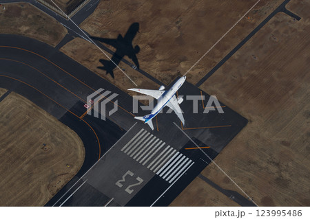 離陸する旅客機 離陸する旅客機 123995486