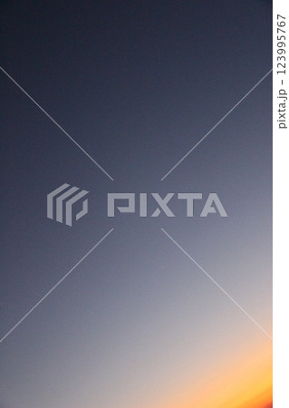『空の色』HIKARI  #自然 トワイライト 背景素材 #SDGs 光 素材 グラデーション 背景 123995767