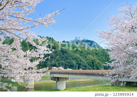 〈島根県〉月山富田城跡と富田橋と桜 〈島根県〉月山富田城跡と富田橋と桜 123995914