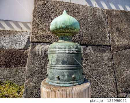 江戸城跡・平川橋の欄干にある江戸時代の擬宝珠と当時刻印された文字 江戸城跡・平川橋の欄干にある江戸時代の擬宝珠と当時刻印された文字 123996031