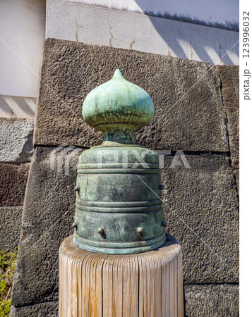 江戸城跡・平川橋の欄干にある江戸時代の擬宝珠と当時刻印された文字 江戸城跡・平川橋の欄干にある江戸時代の擬宝珠と当時刻印された文字 123996032