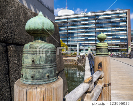 江戸城跡・平川橋の欄干にある江戸時代の擬宝珠と当時刻印された文字 123996033