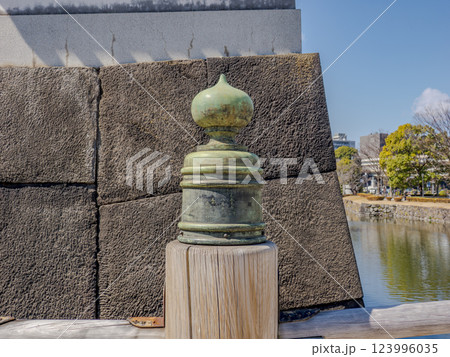 江戸城跡・平川橋の欄干にある江戸時代の擬宝珠と当時刻印された文字 123996035