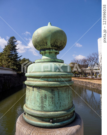 江戸城跡・平川橋の欄干にある江戸時代の擬宝珠と当時刻印された文字 江戸城跡・平川橋の欄干にある江戸時代の擬宝珠と当時刻印された文字 123996038
