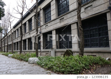 台湾台北にある窓の多い古い工場の跡の建物の街並みの風景 123996135
