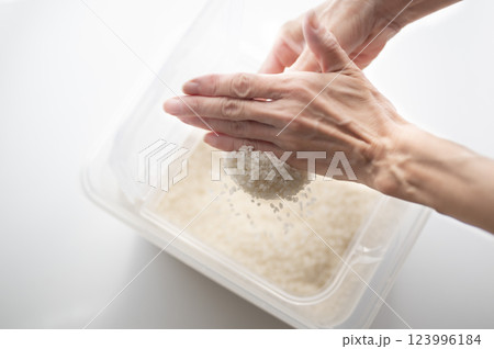 ライスストッカーと計量カップ 123996184