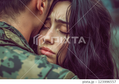 兵士の出征を見送る女性の悲しみ 兵士の出征を見送る女性の悲しみ 123996557