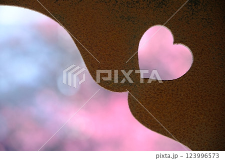 ハートの猪の目窓とピンクの春色イメージ 123996573