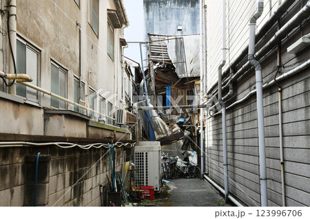 ビルの奥の崩れた家屋 123996706