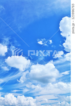 夏の青空と雲 123996783