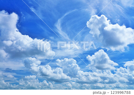 夏の青空と雲 夏の青空と雲 123996788