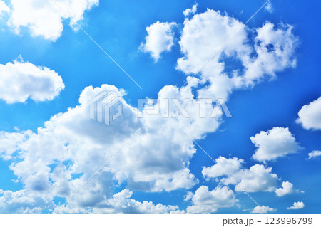 夏の青空と雲 123996799