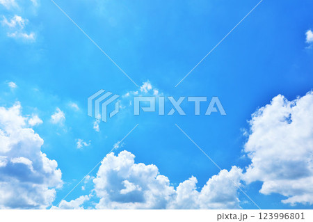 夏の青空と雲 夏の青空と雲 123996801