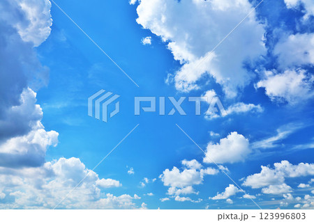 夏の青空と雲 123996803