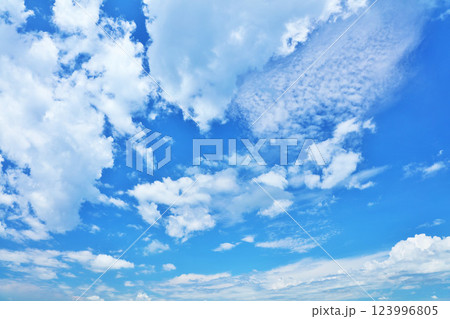 夏の青空と雲 夏の青空と雲 123996805