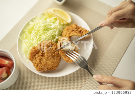 ホタテフライフォークとナイフ ホタテフライフォークとナイフ 123996952